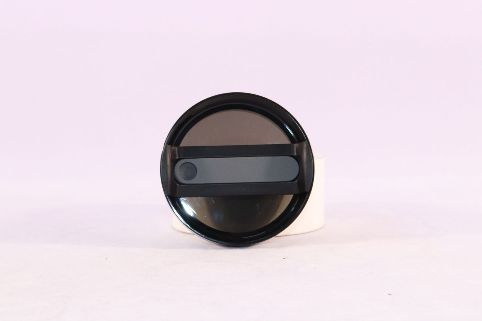 Round black tumbler lid with drinking opening and clear straw
